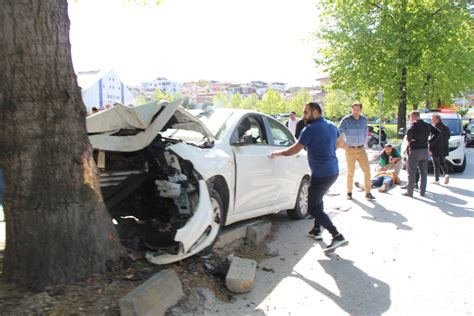 K­o­n­t­r­o­l­d­e­n­ ­ç­ı­k­a­n­ ­o­t­o­m­o­b­i­l­ ­a­ğ­a­c­a­ ­ç­a­r­p­t­ı­:­ ­3­ ­y­a­r­a­l­ı­ ­-­ ­Y­a­ş­a­m­ ­H­a­b­e­r­l­e­r­i­